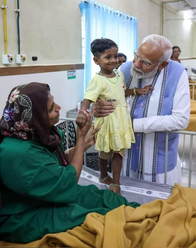 वायनाड त्रासदी के पीड़ितों से मिलते हुए प्रधानमंत्री श्री Narendra Modi जी