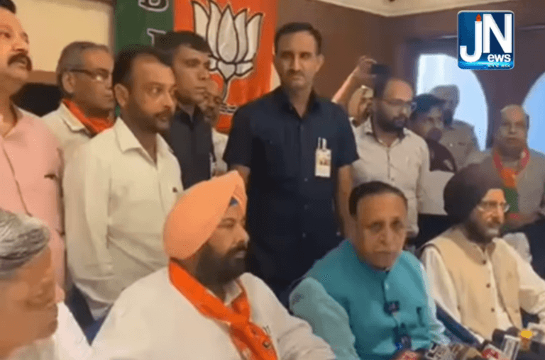 पंजाब में होने वाले उपचुनावों को देखते हुए गुजरात के पूर्व मुख्यमंत्री एवं पंजाब प्रभारी श्री विजय रुपाणी जी बरनाला में प्रेस को संबोधित करते हुए |