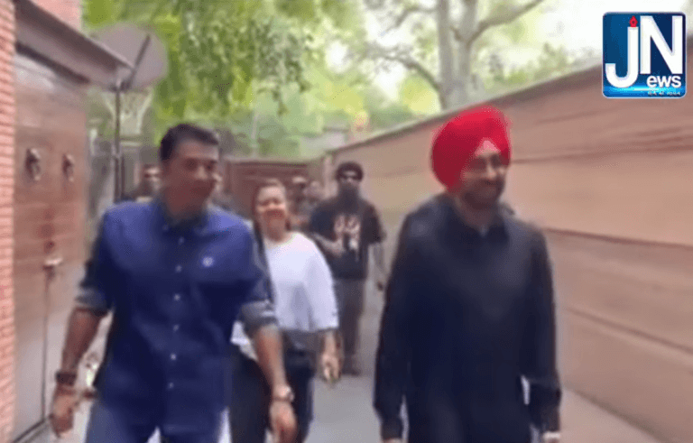 भारतीय जनता पार्टी के राष्ट्रीय प्रवक्ता जयवीर शेरगिल के घर दिल्ली पहुंचे पंजाबी गायक दिलजीत दोसांझ। सीरियल जीने दलजीत दोसांझ का अपने घर पर किया स्वागत।
