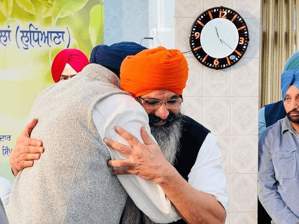 ਬਲਵੰਤ ਸਿੰਘ ਰਾਜੋਆਣਾ ਦੇ ਭਰਾ ਦੇ ਭੋਗ ‘ਤੇ ਪਹੁੰਚੇ ਬਿਕਰਮ ਮਜੀਠੀਆ, ‘ਘੁੱਟ ਕੇ ਪਾਈ ਜੱਫੀ’