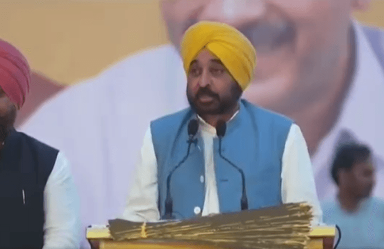 ਡੇਰਾ ਬਾਬਾ ਨਾਨਕ ਹਲਕੇ ਲਈ ਚੋਣ ਪ੍ਰਚਾਰ ਜਨਸਭਾ ਦੌਰਾਨ ਪਿੰਡ ਅਗਵਾਨ ਵਿਖੇ ਜਨਸਭਾ ਨੂੰ ਸੰਬੋਧਿਤ ਕਰਦੇ ਹੋਏ CM ਭਗਵੰਤ ਸਿੰਘ ਮਾਨ ਅਤੇ ਅਰਵਿੰਦ ਕੇਜਰੀਵਾਲ।