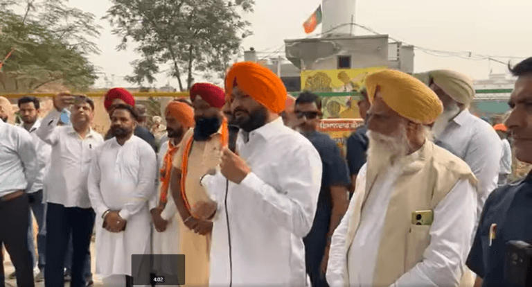 ਪੰਜਾਬ ਜ਼ਿਮਨੀ ਚੋਣਾਂ ਦੇ ਦੋਰਾਨ ਗਿੱਦੜਬਾਹਾ ਦੇ ਪਿੰਡ ਵਿੱਚ ਕੇਂਦਰੀ ਮੰਤਰੀ Ravneet Singh Bittu ਕਰ ਰਹੇ ਚੋਣ ਪ੍ਰਚਾਰ