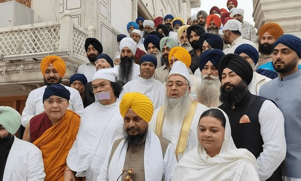 ਸ੍ਰੀ ਹਰਿਮੰਦਰ ਸਾਹਿਬ ਵਿਖੇ ਨਤਮਸਤਕ ਹੋਏ ਸਾਰੇ ਧਰਮਾਂ ਦੇ ਆਗੂ, ਸਾਂਝੀਵਾਲਤਾ ਦਾ ਸੁਨੇਹਾ ਦਿੰਦਿਆਂ ਕੀਤੀ ਸਰਬੱਤ ਦੇ ਭਲੇ ਦੀ ਅਰਦਾਸ।