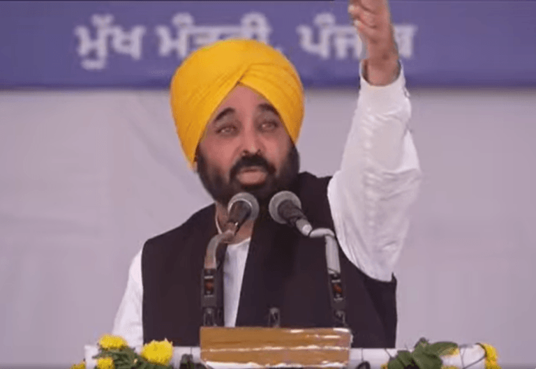 ਪੰਜਾਬ ਦੀਆਂ ਪੰਚਾਇਤਾਂ ਦੇ ਨਵੇਂ ਚੁਣੇ ਗਏ ਪੰਚਾਂ ਦੇ ਸਹੁੰ ਚੁੱਕ ਸਮਾਗਮ ਦੌਰਾਨ ਲੱਡਾ ਕੋਠੀ, ਸੰਗਰੂਰ ਵਿਖੇ ਪਹੁੰਚੇ CM ਭਗਵੰਤ ਸਿੰਘ ਮਾਨ।