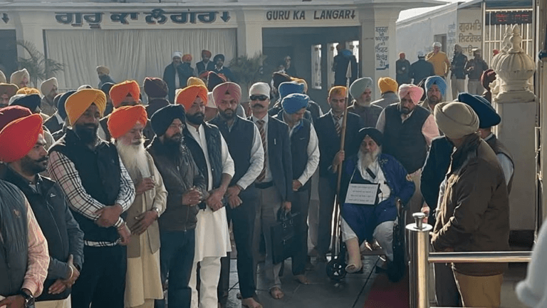 ਪੰਥਕ ਸਜ਼ਾ ਦੇ ਚੌਥੇ ਦਿਨ ਸੁਖਬੀਰ ਬਾਦਲ ਸਖ਼ਤ Security ‘ਚ ਤਖ਼ਤ ਸ੍ਰੀ ਕੇਸਗੜ੍ਹ ਸਾਹਿਬ ਵਿਖੇ ਹੱਥ ‘ਚ ਬਰਛਾ ਫੜ੍ਹ ਕੇ ਨਿਭਾਅ ਰਹੇ ਸੇਵਾ