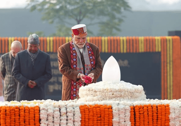 प्रधानमंत्री श्री Narendra Modi ने श्रद्धेय अटल बिहारी वाजपेयी जी की 100वीं जन्म जयंती पर ‘सदैव अटल’ स्मारक पर पुष्पांजलि अर्पित की।