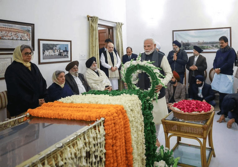 डॉ. मनमोहन सिंह जी को उनके आवास पर श्रद्धांजलि अर्पित करने पहुंचे प्रधानमंत्री नरेंद्र मोदी।