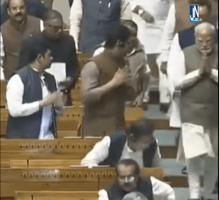 संसद के शीतकालीन सत्र में भाग लेने के लिए पीएम मोदी लोकसभा पहुंचे…!!