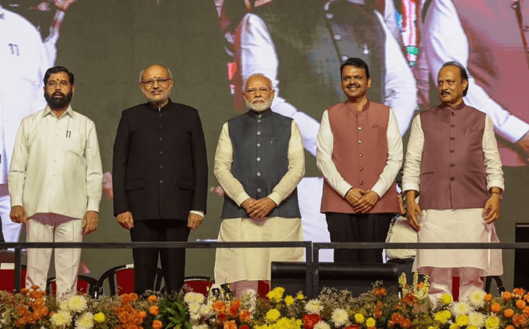 प्रधानमंत्री श्री नरेन्द्र मोदी ने श्री देवेन्द्र फड़णवीस को महाराष्ट्र का मुख्यमंत्री बनने पर बधाई दी।