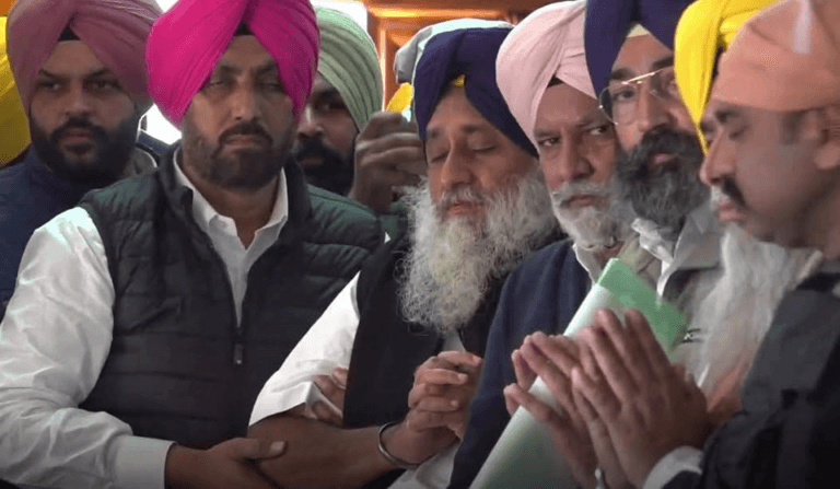 ਸ੍ਰੀ ਅਕਾਲ ਤਖ਼ਤ ਸਾਹਿਬ ਨਤਮਸਤਕ ਹੋਏ ਸੁਖਬੀਰ ਬਾਦਲ |