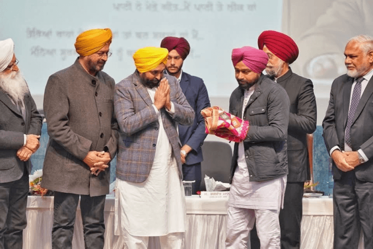 ਮੁੱਖ ਮੰਤਰੀ ਸ. Bhagwant Mann ਨੇ ਅੱਜ ਗੁਰੂ ਨਾਨਕ ਦੇਵ ਯੂਨੀਵਰਸਿਟੀ ਸ੍ਰੀ ਅੰਮ੍ਰਿਤਸਰ ਸਾਹਿਬ ਵਿਖੇ ਆਯੋਜਿਤ ਸੁਰਜੀਤ ਪਾਤਰ ਯਾਦਗਾਰੀ ਸਮਾਰੋਹ ‘ਚ ਸ਼ਿਰਕਤ ਕੀਤੀ।