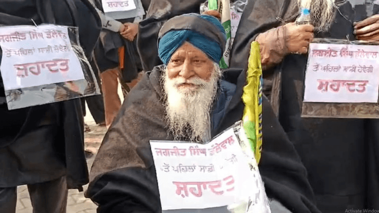ਗਲ਼ ਵਿੱਚ ਤਖ਼ਤੀਆਂ ਪਾ ਕੇ ਮਰਨ ਵਰਤ ‘ਤੇ ਬੈਠੇ 111 ਕਿਸਾਨ ਕਿਹਾ ਡੱਲੇਵਾਲ ਤੋਂ ਪਹਿਲਾਂ ਹੋਵੇਗੀ ਸਾਡੀ ਸ਼ਹਾਦਤ