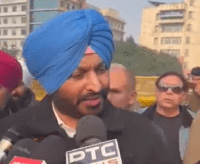 ਕੇਜਰੀਵਾਲ ਨੇ ਪੰਜਾਬ ਨੂੰ 4 ਲੱਖ ਕਰੋੜ ਦੇ ਕਰਜ਼ੇ ਵਿੱਚ ਧੱਕ ਦਿੱਤਾ ਤੇ ਸਾਰਾ ਪੈਸਾ ਦਿੱਲੀ ਚੁਣਾਵਾਂ ਲਈ ਲੁੱਟਿਆ – ਰਵਨੀਤ ਸਿੰਘ ਬਿੱਟੂ