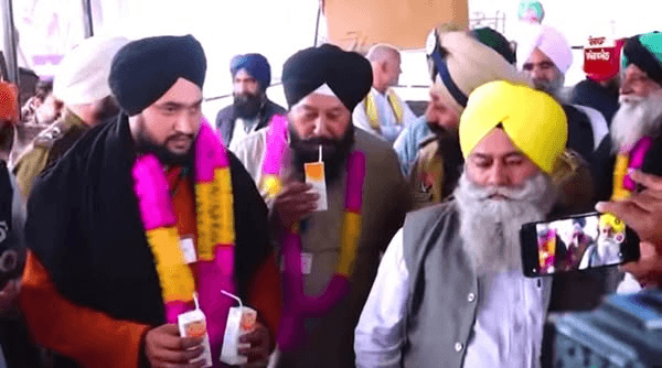 DIG ਮਨਦੀਪ ਸਿੰਘ ਸਿੱਧੂ ਨੇ ਕਿਸਾਨਾਂ ਨੂੰ ਆਪਣੇ ਹੱਥਾਂ ਨਾਲ਼ ਜੂਸ ਪਲਾਕੇ ਖੁਲਵਾਇਆ ਮਰਨ ਵਰਤ।