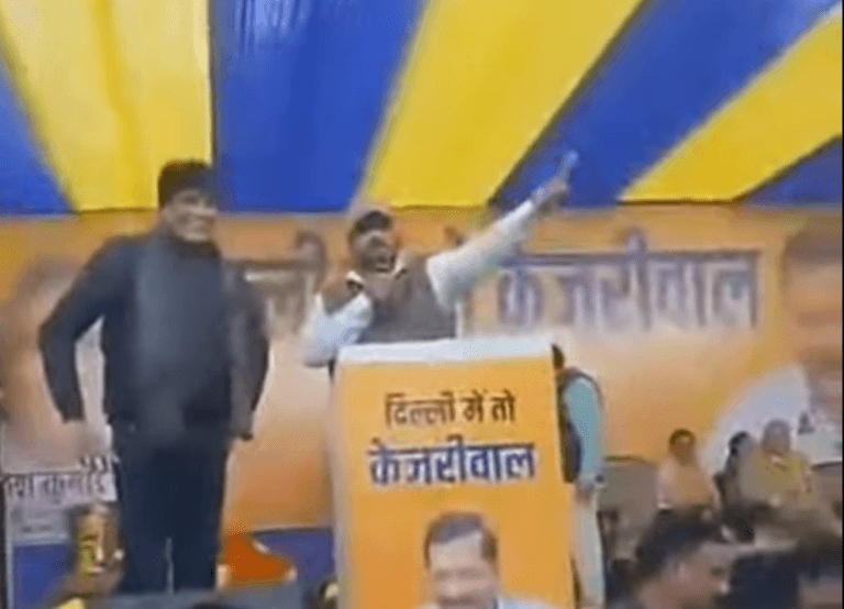 दिल्ली विधानसभा चुनावो में आम आदमी पार्टी की स्टेज की यह वीडियो बहुत ही वायरल हो रही है….