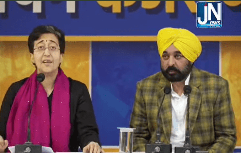 ਅਹਿਮ ਮੁੱਦੇ ‘ਤੇ ਪ੍ਰੈੱਸ ਕਾਨਫਰੰਸ ਕਰਦੇ ਹੋਏ CM ਪੰਜਾਬ ਭਗਵੰਤ ਮਾਨ ਅਤੇ CM ਦਿੱਲੀ ਅਤਿਸ਼ੀ।