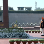 पीएम नरेंद्र मोदी ने 76वें Republic Day पर राष्ट्रीय समर स्मारक पर शहीदों को श्रद्धांजलि दी।
