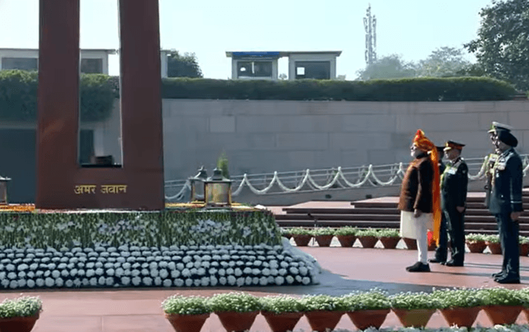 पीएम नरेंद्र मोदी ने 76वें Republic Day पर राष्ट्रीय समर स्मारक पर शहीदों को श्रद्धांजलि दी।