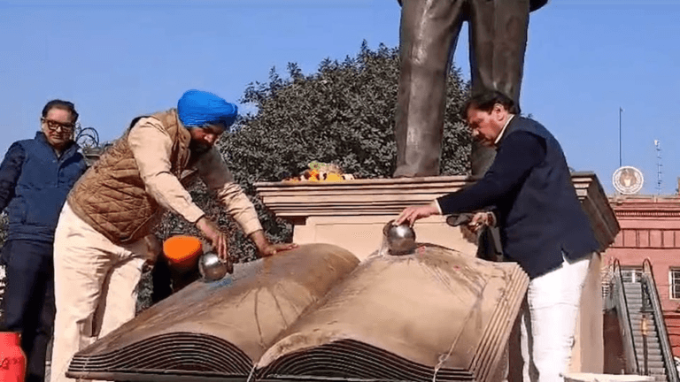 MP ਔਜਲਾ, ਵੇਰਕਾ ਤੇ ਹੋਰ ਕਾਂਗਰਸੀ ਲੀਡਰ Dr. ਅੰਬੇਡਕਰ ਦੇ ਬੁੱਤ ਨੂੰ ਦੁੱਧ ਨਾਲ ਸਾਫ ਕਰਨ ਪਹੁੰਚੇ
