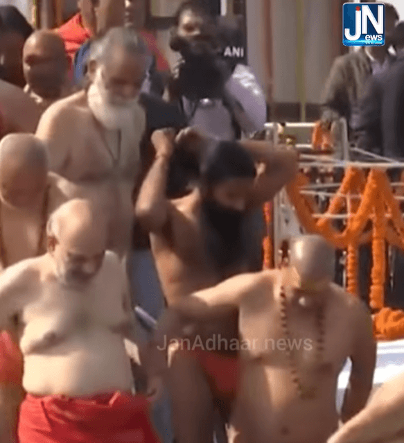 केंद्रीय गृह मंत्री अमित शाह ने त्रिवेणी संगम में पवित्र डुबकी लगाई ….
