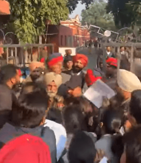 “ਕੌਸਲਰਾਂ ਨੂੰ ਲਾਲਚ ਦੇਣ ਦੀ ਕੋਸ਼ਿਸ਼ , ਕਾਂਗਰਸ ਦੇ ਕੌਂਸਲਰਾਂ ਨੂੰ ਨਹੀਂ ਅੰਦਰ ਜਾਣ ਦਿੱਤਾ ਜਾ ਰਿਹਾ।