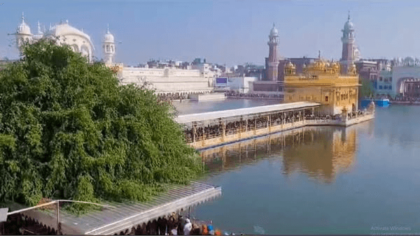 ਨਵੇਂ ਸਾਲ ਮੌਕੇ ਕੜਾਕੇ ਦੀ ਠੰਡ ‘ਚ ਭਾਰੀ ਗਿਣਤੀ ‘ਚ ਸੰਗਤਾਂ ਸ੍ਰੀ ਦਰਬਾਰ ਸਾਹਿਬ ਹੋ ਰਹੀਆਂ ਨਤਮਸਤਕ