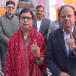 PM के प्रमुख सचिव, डॉ पी. के.मिश्रा और उनकी पत्नी ने तीन मूर्ति मार्ग मतदान बूथ पर अपना वोट डाला।
