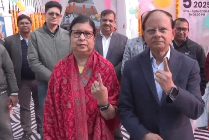 PM के प्रमुख सचिव, डॉ पी. के.मिश्रा और उनकी पत्नी ने तीन मूर्ति मार्ग मतदान बूथ पर अपना वोट डाला।