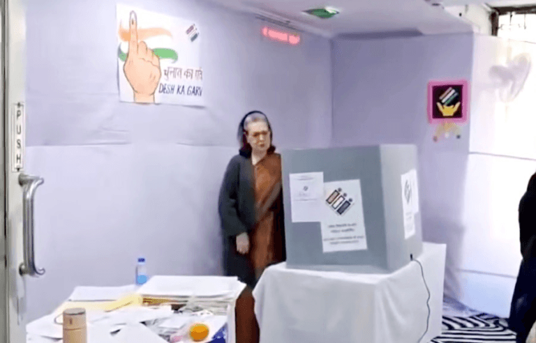 CPP चेयरपर्सन श्रीमती सोनिया गांधी ने नीरमन भवन जाकर अपना मतदान किया।