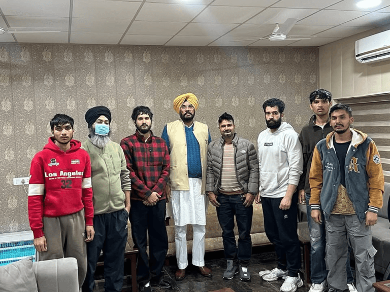ਅਮਰੀਕਾ ‘ਚੋਂ ਡਿਪੋਰਟ ਹੋਏ ਪੰਜਾਬੀ ਨੌਜਵਾਨਾਂ ਨੂੰ ਮਿਲੇ ਪੰਜਾਬ ਦੇ ਕੈਬਨਿਟ ਮੰਤਰੀ ਕੁਲਦੀਪ ਧਾਲੀਵਾਲ