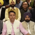 ‘ਆਪ’ ਪੰਜਾਬ ਪ੍ਰਧਾਨ ਅਤੇ ਕੈਬਨਿਟ ਮੰਤਰੀ ਅਮਨ ਅਰੋੜਾ ਅਤੇ ਕੈਬਨਿਟ ਮੰਤਰੀ ਹਰਦੀਪ ਸਿੰਘ ਮੁੰਡੀਆਂ ਇੱਕ ਮਹੱਤਵਪੂਰਨ ਮੁੱਦੇ ਤੇ ਬਠਿੰਡਾ ਤੋਂ ਮੀਡੀਆ ਨੂੰ ਸੰਬੋਧਨ ਕਰਦੇ ਹੋਏ।