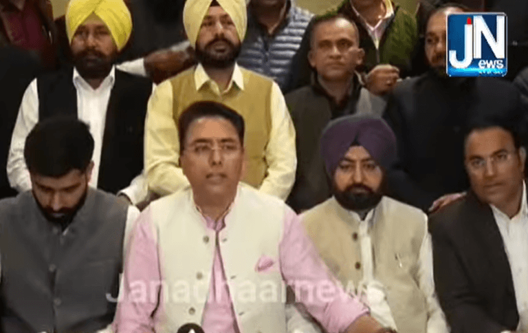 ‘ਆਪ’ ਪੰਜਾਬ ਪ੍ਰਧਾਨ ਅਤੇ ਕੈਬਨਿਟ ਮੰਤਰੀ ਅਮਨ ਅਰੋੜਾ ਅਤੇ ਕੈਬਨਿਟ ਮੰਤਰੀ ਹਰਦੀਪ ਸਿੰਘ ਮੁੰਡੀਆਂ ਇੱਕ ਮਹੱਤਵਪੂਰਨ ਮੁੱਦੇ ਤੇ ਬਠਿੰਡਾ ਤੋਂ ਮੀਡੀਆ ਨੂੰ ਸੰਬੋਧਨ ਕਰਦੇ ਹੋਏ।