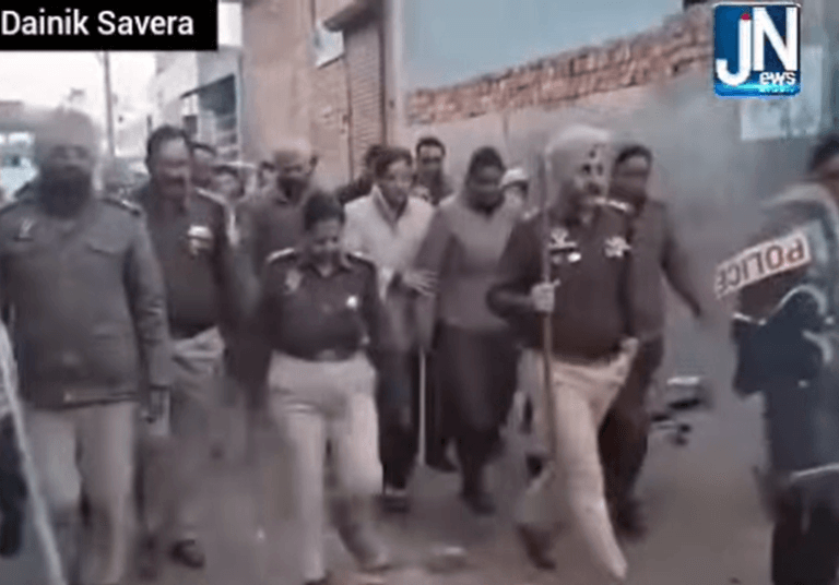 BreakingNews : ਫਰੀਦਕੋਟ ‘ਚ ਪਿੰਡ ਵਾਸੀਆਂ ਤੇ ਪੁਲਿਸ ਵਿਚਕਾਰ ਹੋਈ ਜ਼ਬਰਦਸਤ ਝੜਪ, ਰੱਜ ਕੇ ਚੱਲੇ ਇਟਾਂ-ਪੱਥਰ, ਭਾਰੀ ਪੁਲਿਸ ਫੋਰਸ ਮੌਜੂਦ…