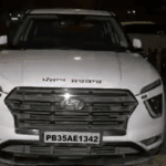 पंजाब भवन के पास पंजाब नंबर प्लेट और ‘पंजाब सरकार’ लिखी एक संदिग्ध गाड़ी खड़ी है।