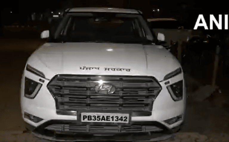 पंजाब भवन के पास पंजाब नंबर प्लेट और ‘पंजाब सरकार’ लिखी एक संदिग्ध गाड़ी खड़ी है।