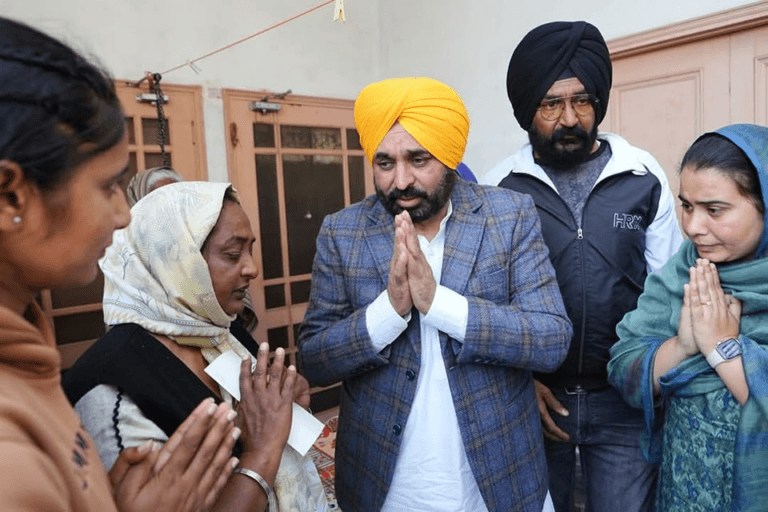 ਡਿਊਟੀ ਦੌਰਾਨ ਜਾਨ ਗੁਆਉਣ ਵਾਲ਼ੇ ਸੜਕ ਸੁਰੱਖਿਆ ਫੋਰਸ ਦੇ ਜਵਾਨ ਸ਼ਹੀਦ ਹਰਸ਼ਵੀਰ ਸਿੰਘ ਦੇ ਘਰ ਪਹੁੰਚੇ ਮੁੱਖ ਮੰਤਰੀ ਭਗਵੰਤ ਸਿੰਘ ਮਾਨ
