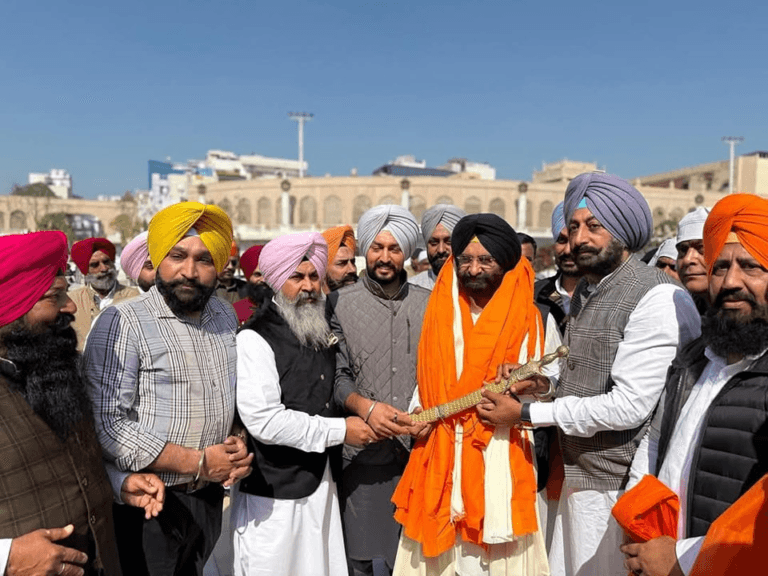ਦਿੱਲੀ ਸਰਕਾਰ ਵਿੱਚ ਮੰਤਰੀ ਬਣਨ ਤੋਂ ਬਾਅਦ ਮਨਜਿੰਦਰ ਸਿੰਘ ਸਿਰਸਾ ਨੇ ਸ੍ਰੀ ਹਰਿਮੰਦਰ ਸਾਹਿਬ ਅੰਮ੍ਰਿਤਸਰ ਵਿਖੇ ਨਤਮਸਤਕ