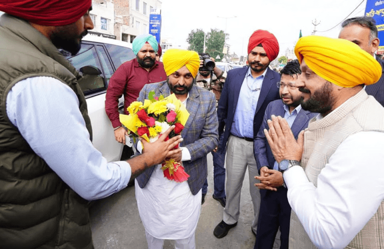 ਸੰਗਰੂਰ ਵਿਖੇ ਅਤਿ-ਆਧੁਨਿਕ ਸੀਵਰੇਜ ਮਸ਼ੀਨਾਂ ਨੂੰ ਮੁੱਖ ਮੰਤਰੀ ਭਗਵੰਤ ਸਿੰਘ ਮਾਨ ਜੀ ਨੇ ਕੀਤਾ ਲੋਕ-ਅਰਪਣ।