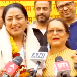 अपने आवास के बाहर लोगों से मिलने पहुंची सीएम Rekha Gupta