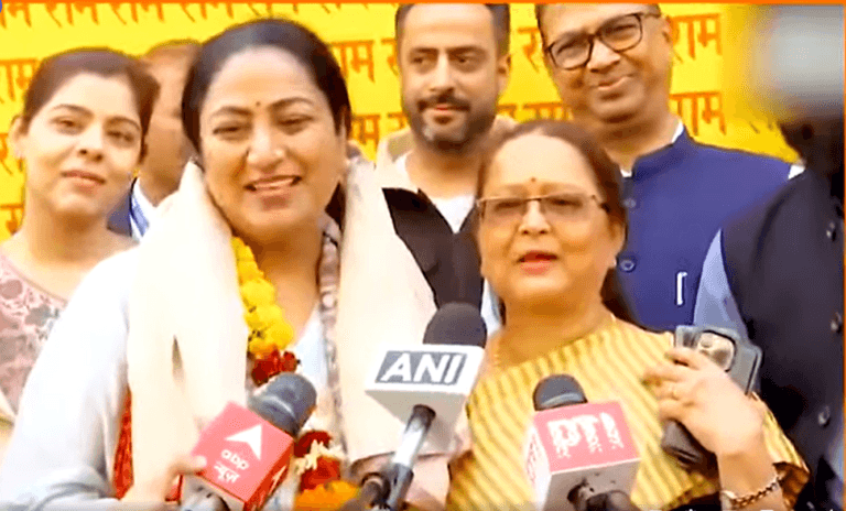 अपने आवास के बाहर लोगों से मिलने पहुंची सीएम Rekha Gupta
