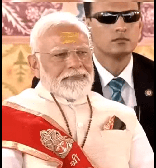 बागेश्वर बाबा मोदी के लिए बोले- “आप स्वस्थ रहे सत्ता में रहे”