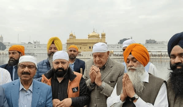 ਅਮ੍ਰਿਤਸਰ ਸੱਚਖੰਡ ਸ੍ਰੀ ਦਰਬਾਰ ਸਾਹਿਬ ਵਿਖੇ ਨਤਮਸਤਕ ਹੋਏ ਜੰਮੂ ਕਸ਼ਮੀਰ ਦੇ ਸਾਬਕਾ ਮੁੱਖ ਮੰਤਰੀ ਫਾਰੂਖ ਅਬਦੁੱਲਾ