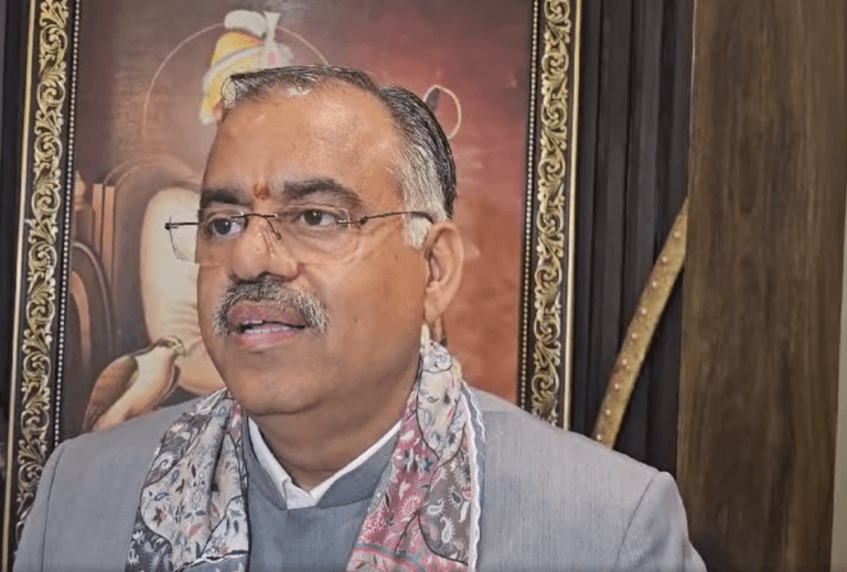भाजपा के राष्ट्रीय महासचिव तरुण चुघ ने कहा, “1984 में कांग्रेस के लोगों ने जिन्दा सिखों के गलों में टायर डालकर मौत का तांडव किया था…