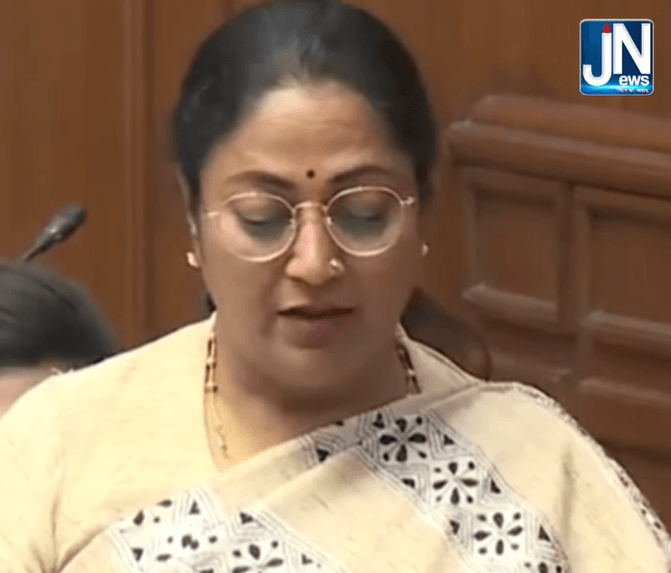 दिल्ली सीएम रेखा गुप्ता ने एक्साइज पॉलिसी 2024 पर CAG रिपोर्ट को सदन में रखा।