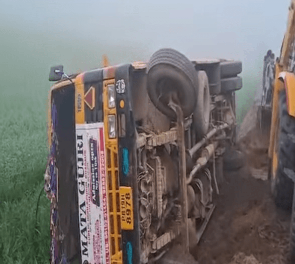 ਬੱਚਿਆਂ ਨਾਲ ਭਰੀ ਸਕੂਲ ਬੱਸ ਦਾ ਹੋਇਆ accident , ਬਚਾਅ ਕਾਰਜਾਂ ਲਈ JCB ਮਸ਼ੀਨ ਬੁਲਾਉਣੀ ਪਈ – ਸਾਰੇ ਬੱਚੇ ਸੁਰੱਖਿਤ।