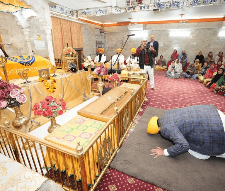 ਪੰਜਾਬ ਦੇ ਮੁੱਖ ਮੰਤਰੀ ਭਗਵੰਤ ਮਾਨ ਦਿੱਲੀ ਦੇ Kasturba Nagar ਅਤੇ Jorbagh ਸਥਿਤ ਗੁਰਦੁਆਰਾ ਸਾਹਿਬ ਵਿਖੇ ਨਤਮਸਤਕ ਹਕੇ ਗੁਰੂ ਚਰਨਾਂ ‘ਚ ਸੀਸ ਨਿਵਾਇਆ।