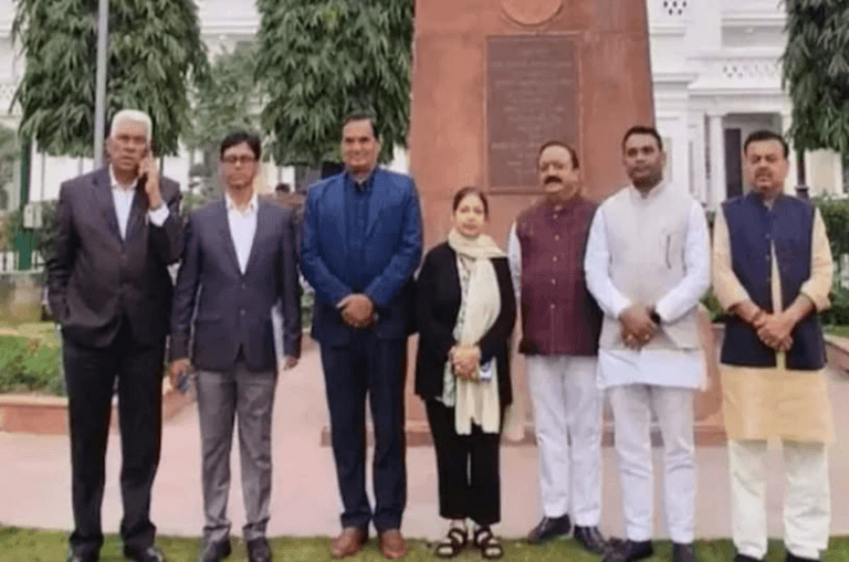 दिल्ली में आम आदमी पार्टी को लगा करारा झटका