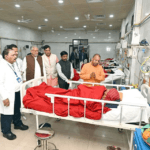 महकुंभ में भगदड़ दौरान जख़्मी हुए घायल लोगों को अस्पताल में मिलने पहुंचे उत्तर प्रदेश के CM योगी आदित्यनाथ।