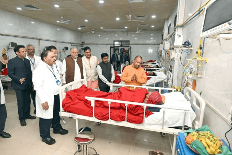 महकुंभ में भगदड़ दौरान जख़्मी हुए घायल लोगों को अस्पताल में मिलने पहुंचे उत्तर प्रदेश के CM योगी आदित्यनाथ।