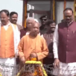 महाकुंभ के समापन पर सीएम M Yogi Adityanath ने खिलाया पक्षियों को दाना।
